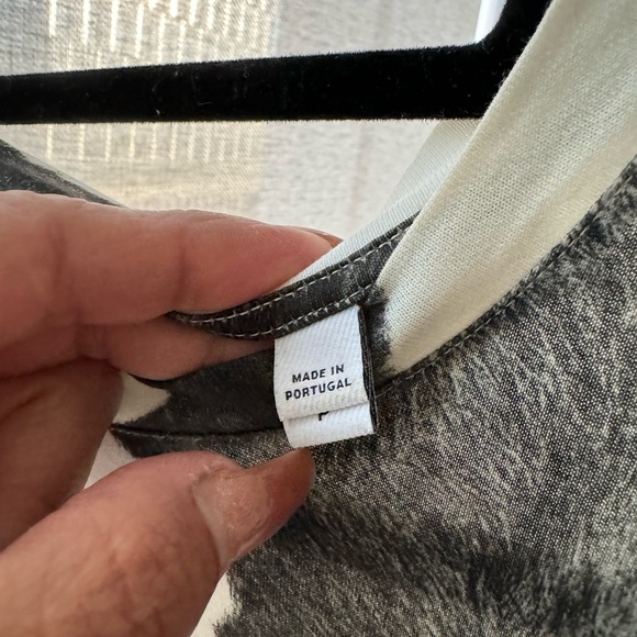 Burberry LOGO DETAIL COW PRINT COTTON OVERSIZED T-SHIRT IN BLACK - Picture 6 of 10